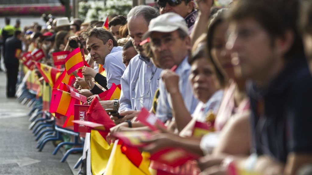 Cientos de personas saludan a los nuevos reyes