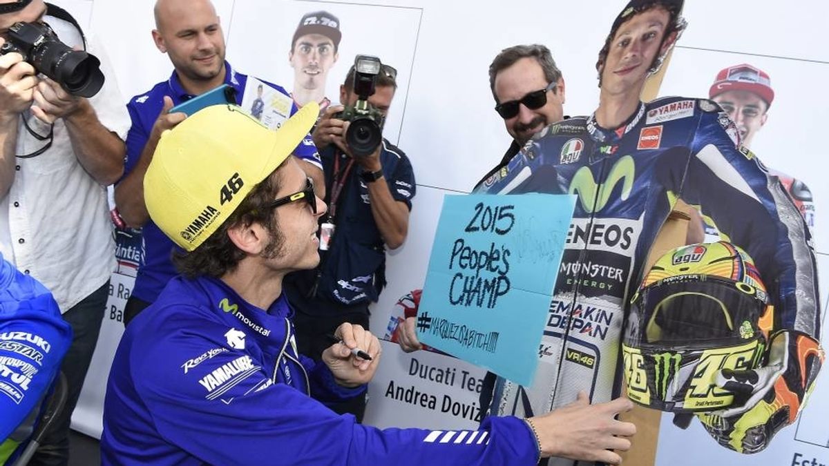 Rossi firmando el polémico cartel