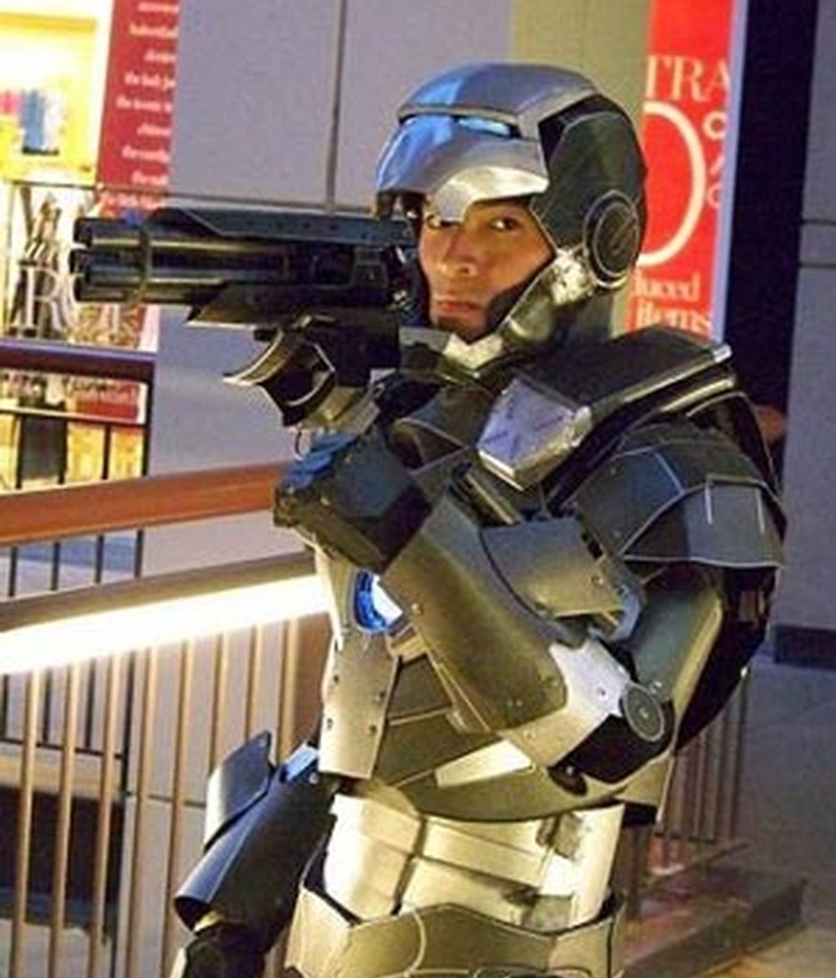 Anthony Le con el traje que se ha construido similar al del personaje del Universo Marvel 'War Machine', compañero de Iron Man.