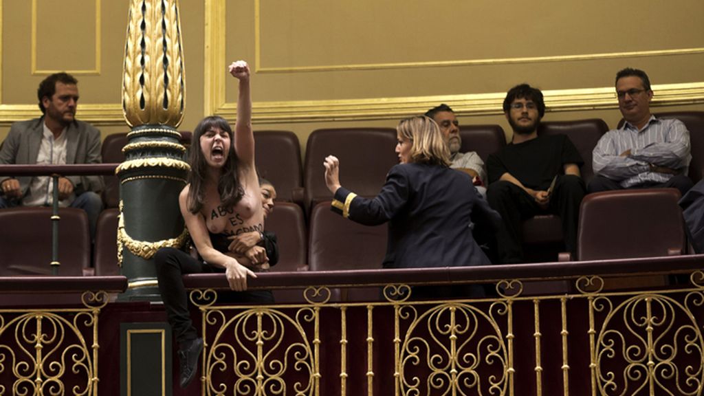 Las activistas de Femen interrumpen a Gallardón en defensa del aborto