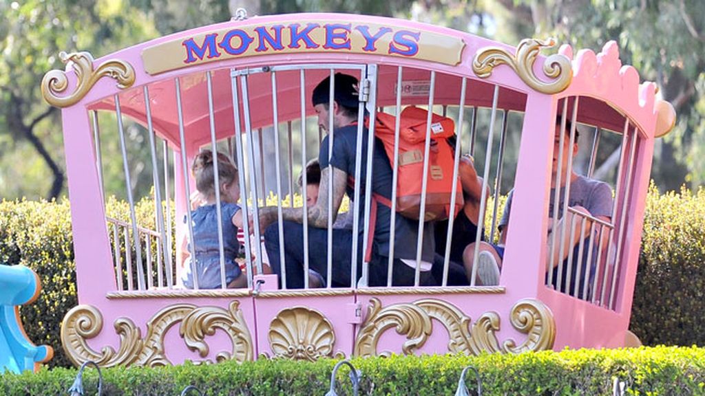 Los Beckham se lo pasan pipa en Disneyland mientras Victoria no cambia el gesto