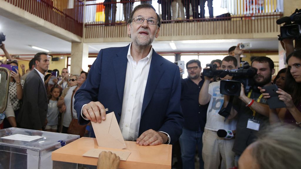 Mariano Rajoy en su colegio electoral