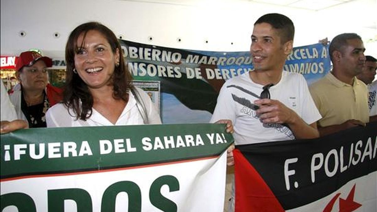 La presidenta de Coalición Canaria Claudina Morales (i), visitó hoy a la activista por los derechos del pueblo saharaui, Aminatu Haidar, en el aeropuerto de Lanzarote, donde esta última permanece a la espera de poder tomar un vuelo de regreso a El Aaiún, tras ser expulsada de Marruecos. EFE