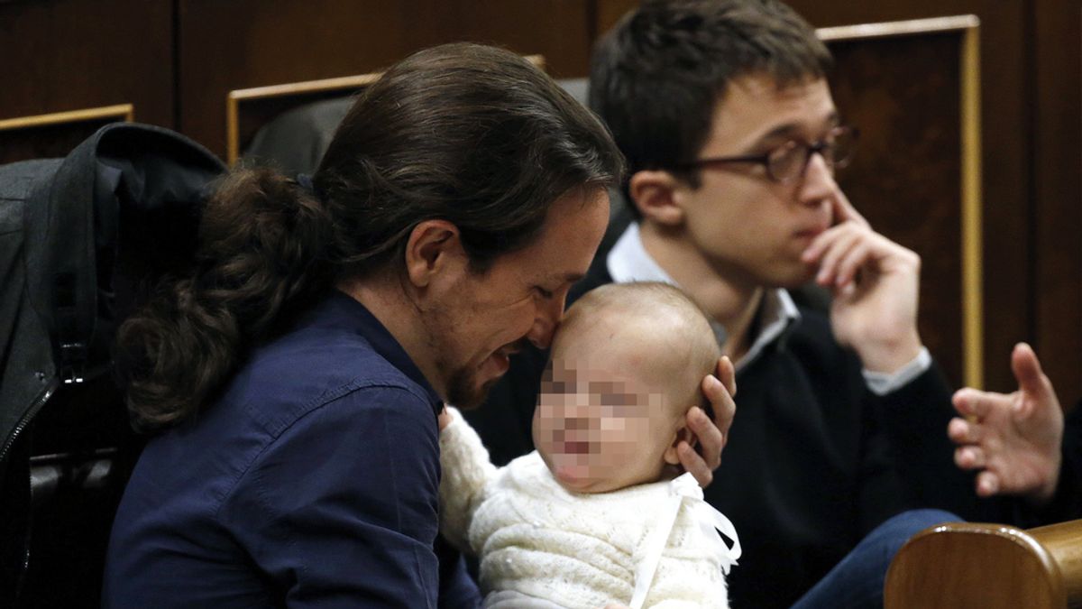 Pablo Iglesias acuna al bebé de Carolina Bescansa en el Congreso