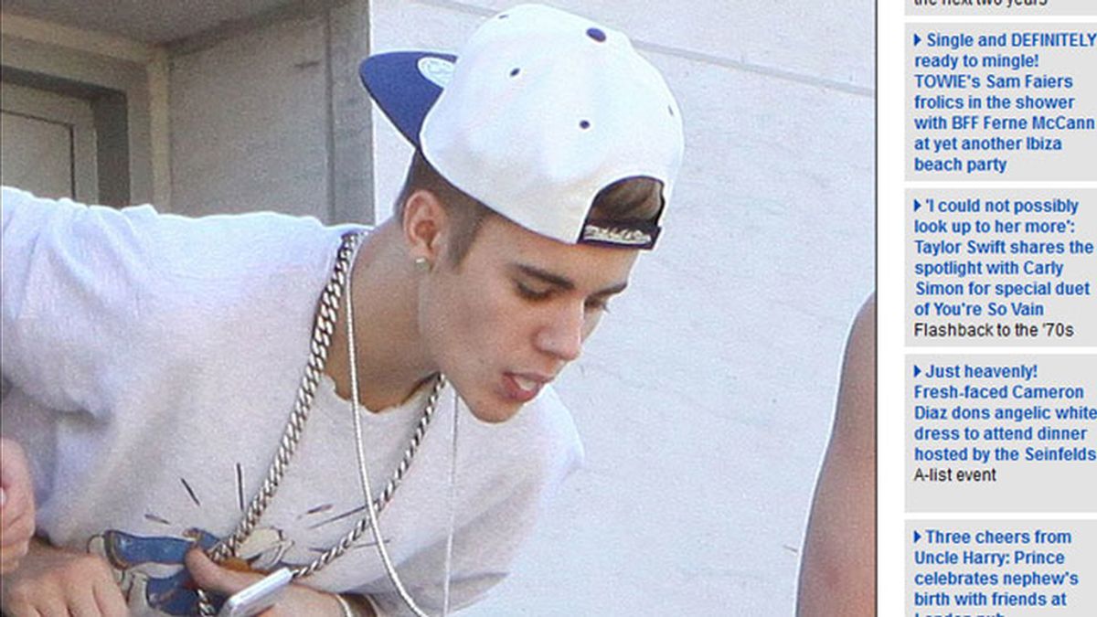 Justin Bieber escupe desde un balcón a sus fans