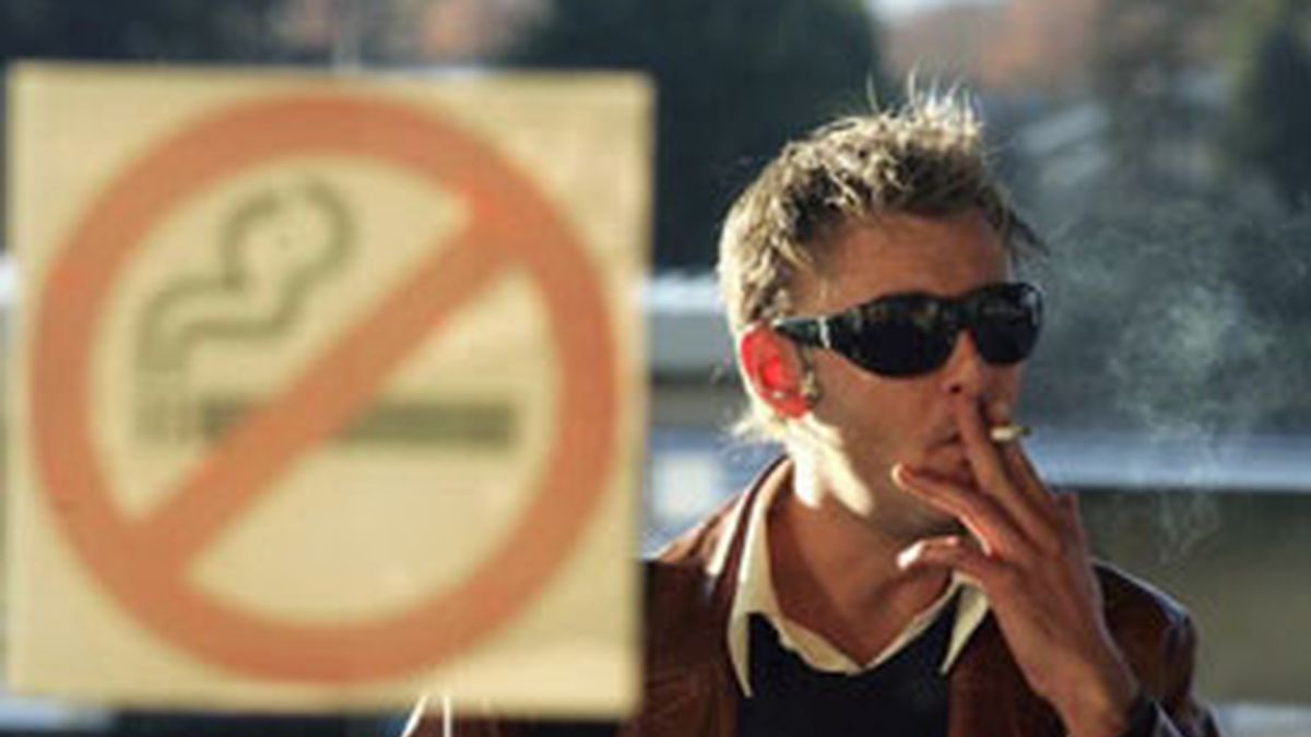 La nueva Ley Antitabaco prohíbe fumar en establecimientos públicos. Foto: EFE