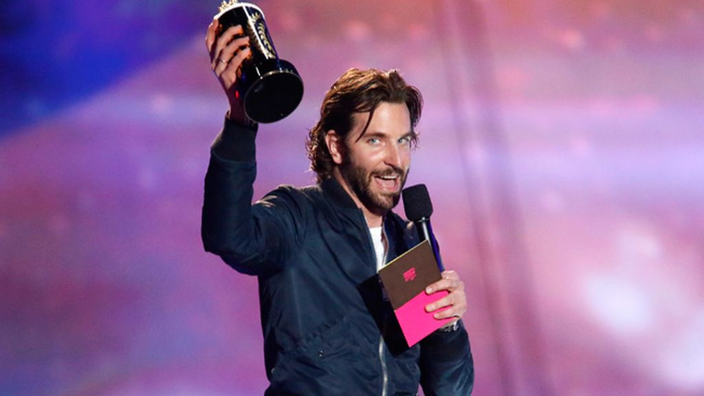 Bradley Cooper premiado por mejor actor y beso