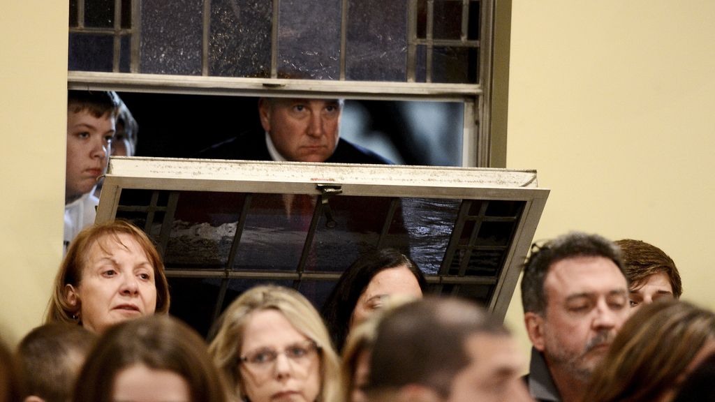 Los vecinos de Connecticut rezan por la víctimas de la masacre