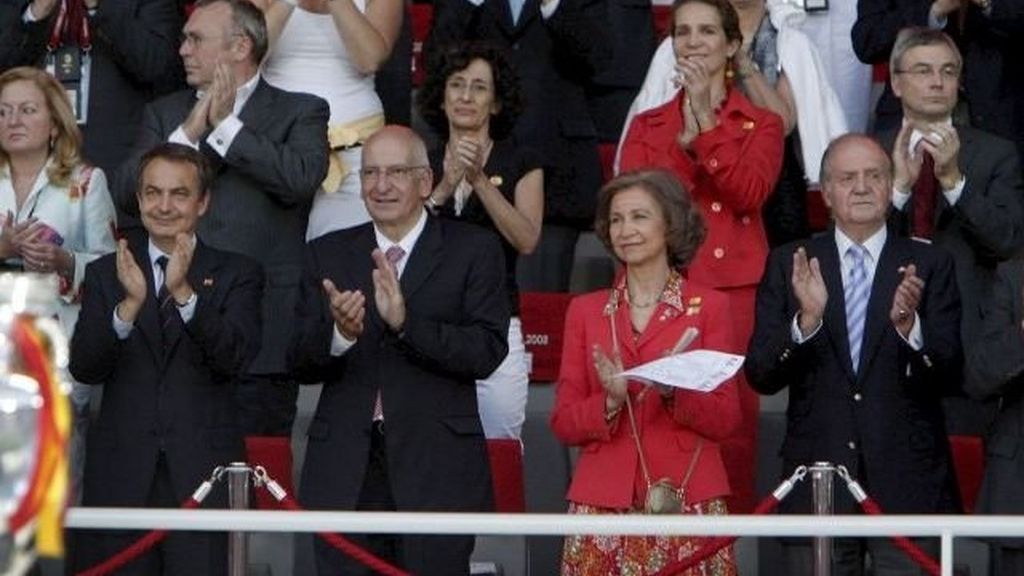 Los guiños futboleros de la Reina y familia