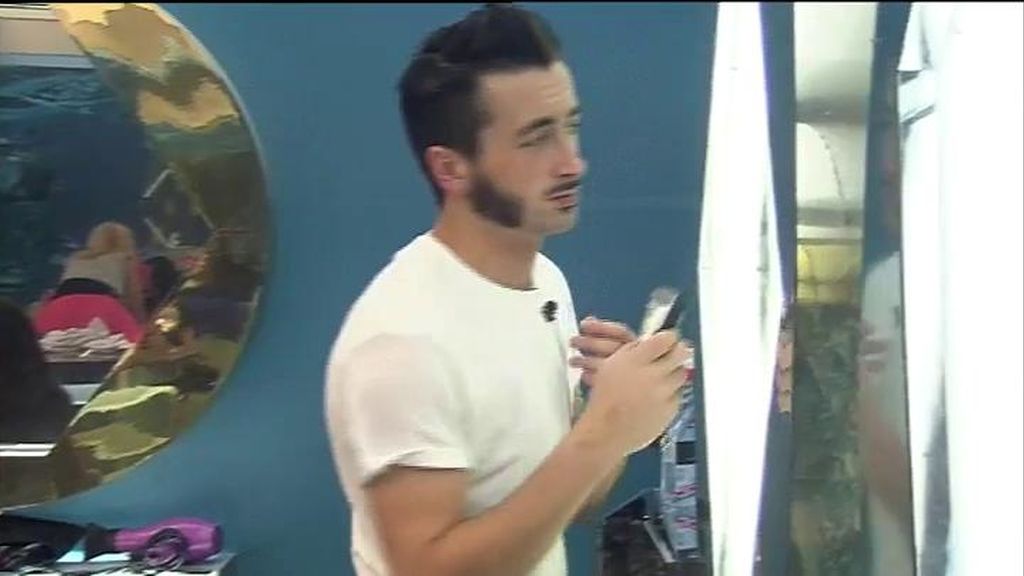 Aritz se afeita para la fiesta rocabilly de 'GH16'