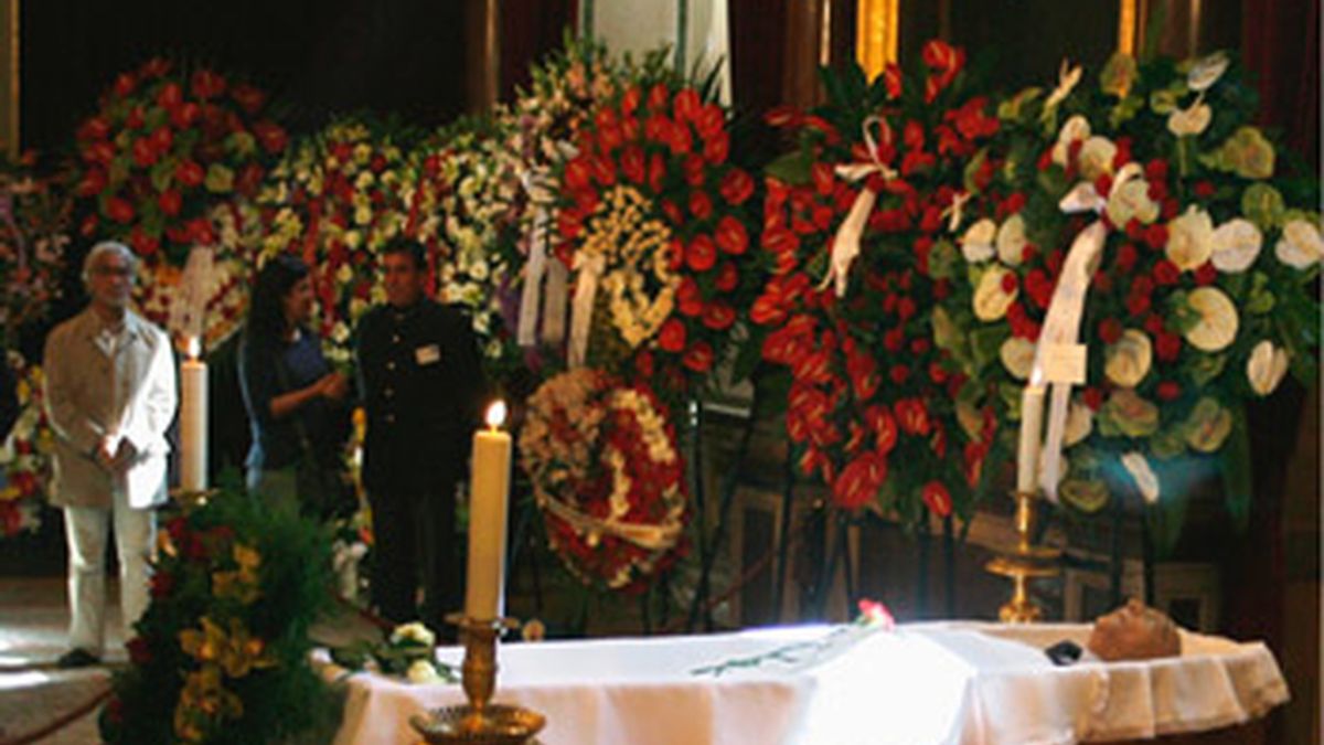 El cuerpo de Saramago en la capilla ardiente de Lisboa