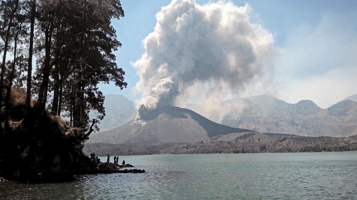 Indonesia cierra el aeropuerto de Bali por la erupción del volcán Rinjani