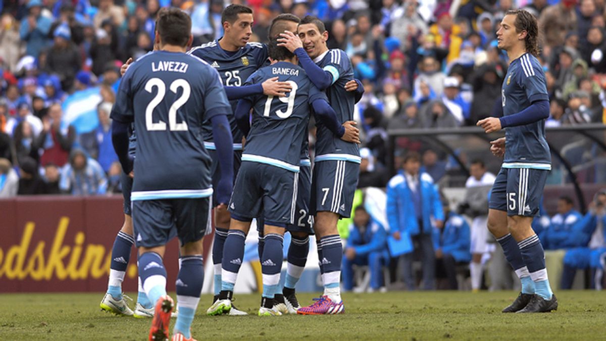 La selección argentina festeja el gol de Ever Banega