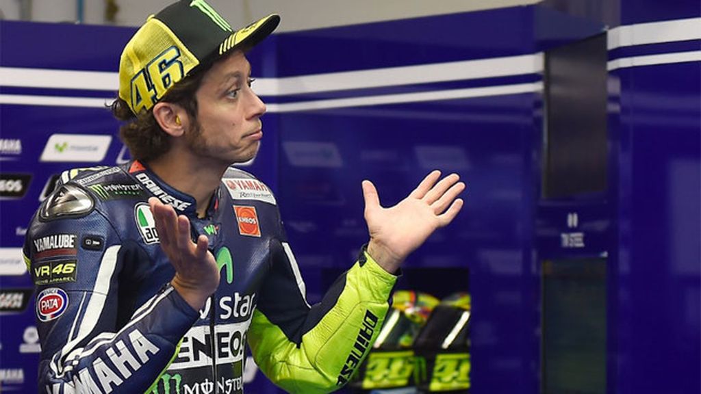 Valentino Rossi corre ante su gente en Mugello