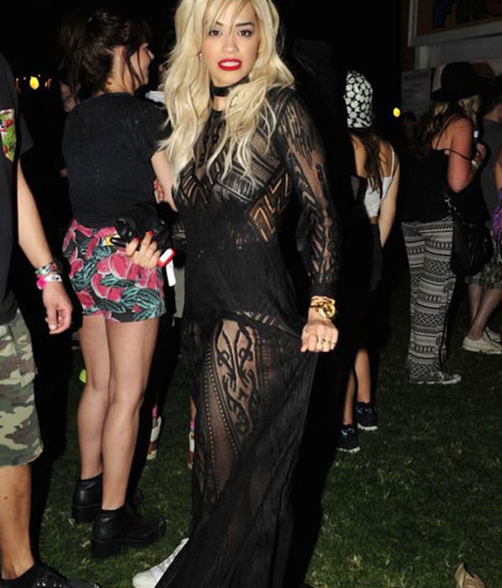 Rita Ora con vestido negro de encaje y tranparencias