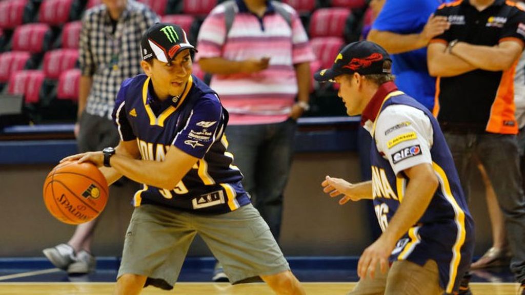 Las estrellas de MotoGP™ se citan con los Indiana Pacers