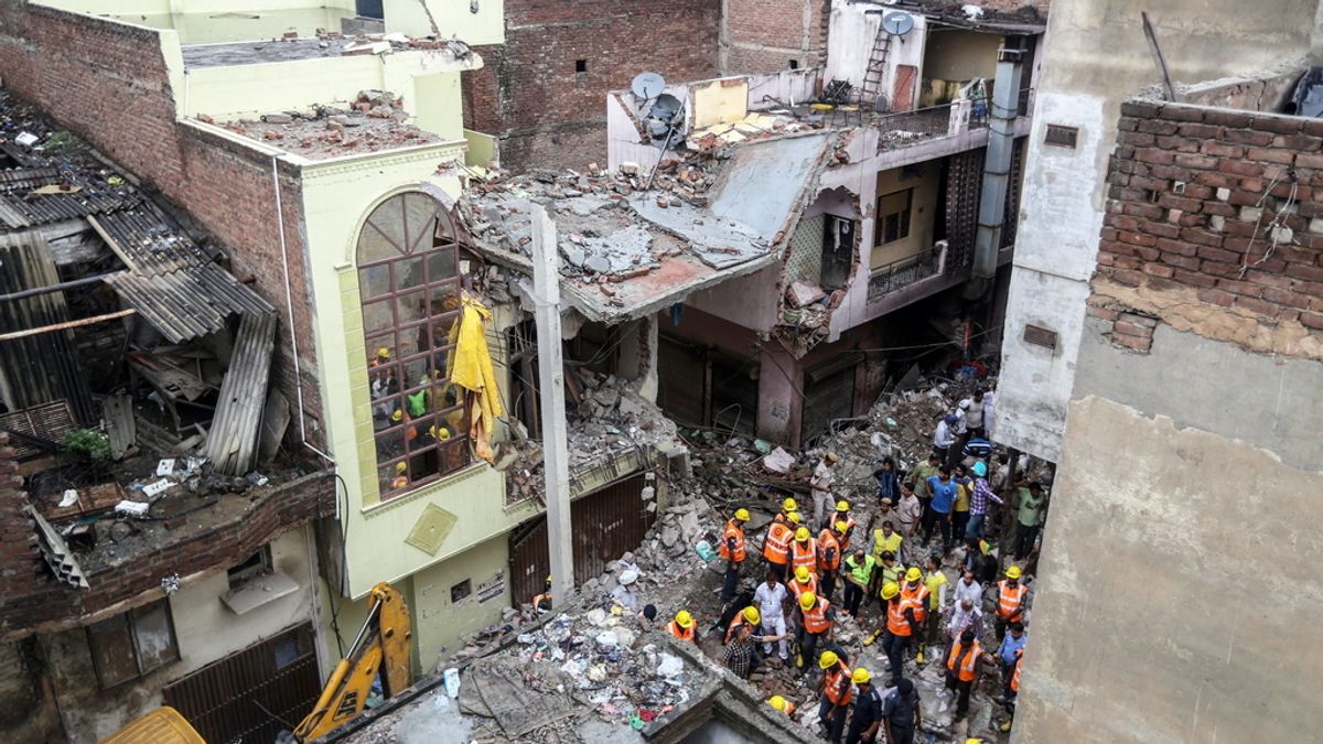 Cinco muertos y una decena de heridos al derrumbarse un edificio en Nueva Delhi
