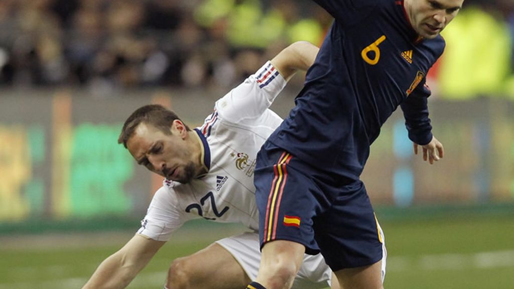 Iniesta trata de superar a Ribery