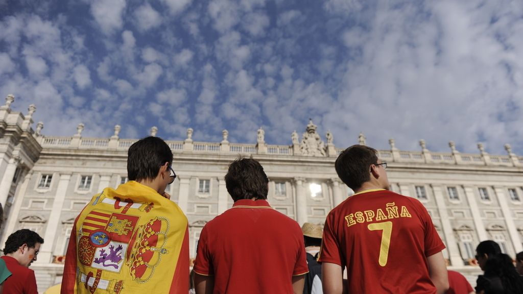 Cientos de personas saludan a los nuevos reyes