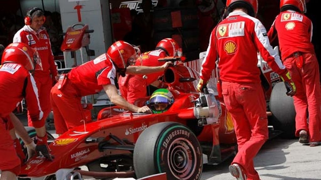 La escudería Ferrari hacia el garaje