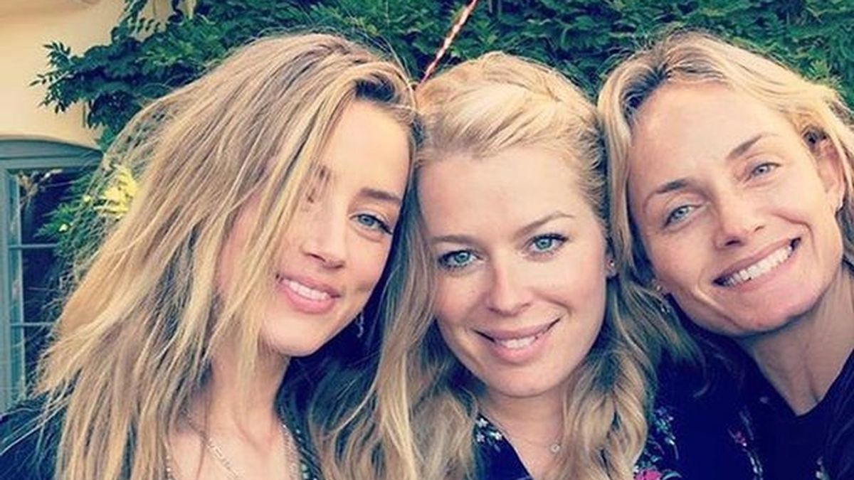 Amber Heard sonríe con amigas