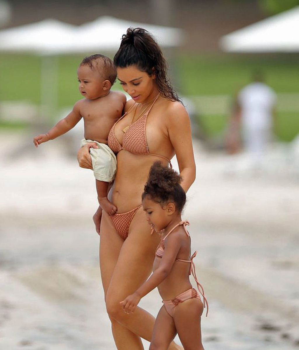 Kim en Punta Mita, México, con sus hijos, North y Saint West