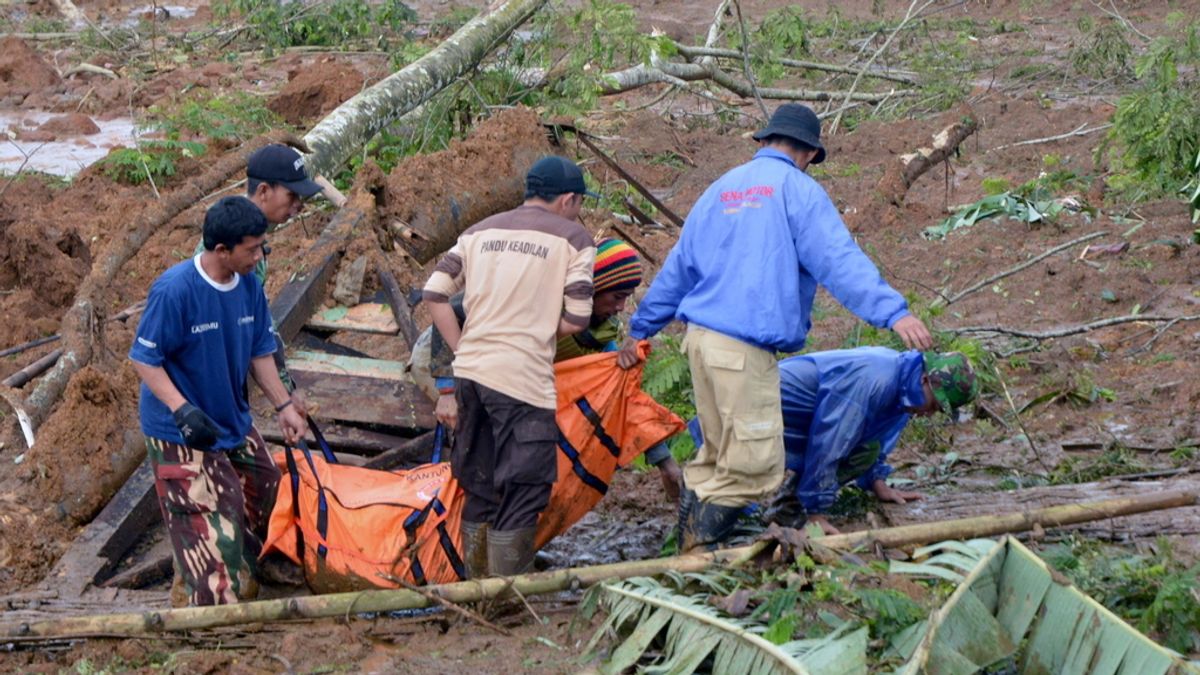 Ya son 17 los muertos confirmados por el corrimiento de tierra de Java