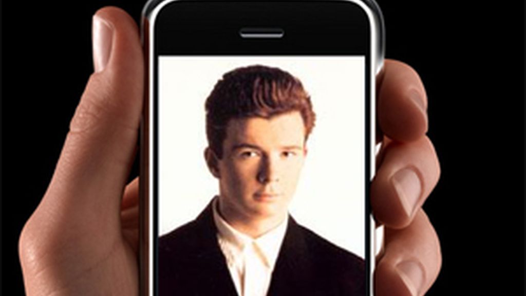 El virus cambia el fondo de pantalla del iPhone por una foto de Rick Astley. El virus cambia el fondo de pantalla del iPhone por una foto de Rick Astley.