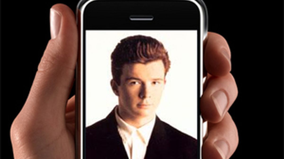 El virus cambia el fondo de pantalla del iPhone por una foto de Rick Astley.