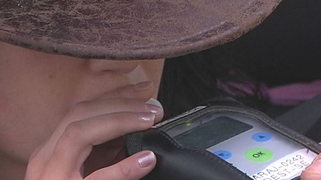 Una mujer sopla un alcoholímetro