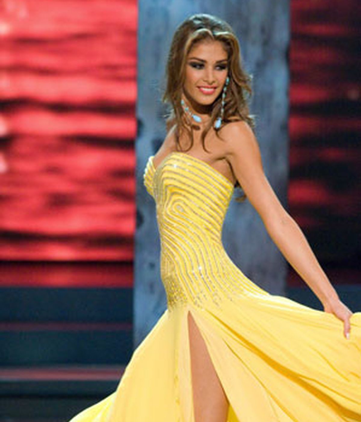 Miss Venezuela 2008, Dayana Mendoza, sobre la pasarela del 57 Concurso de belleza de Miss Universo 2008. Video: ATLAS