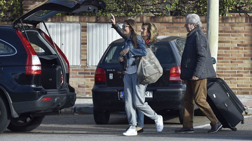 Lara Álvarez, emocionada (y con look chandalero) al despedirse de sus padres