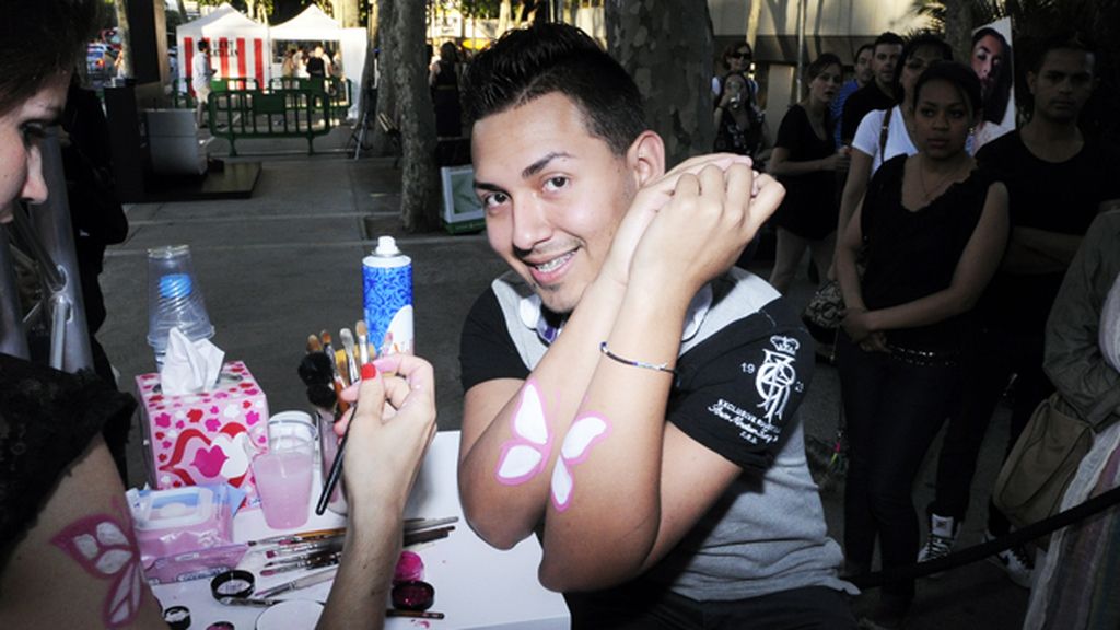 El público se contagió del espíritu de "Cazamariposas" dejándose tatuar el emblema del programa