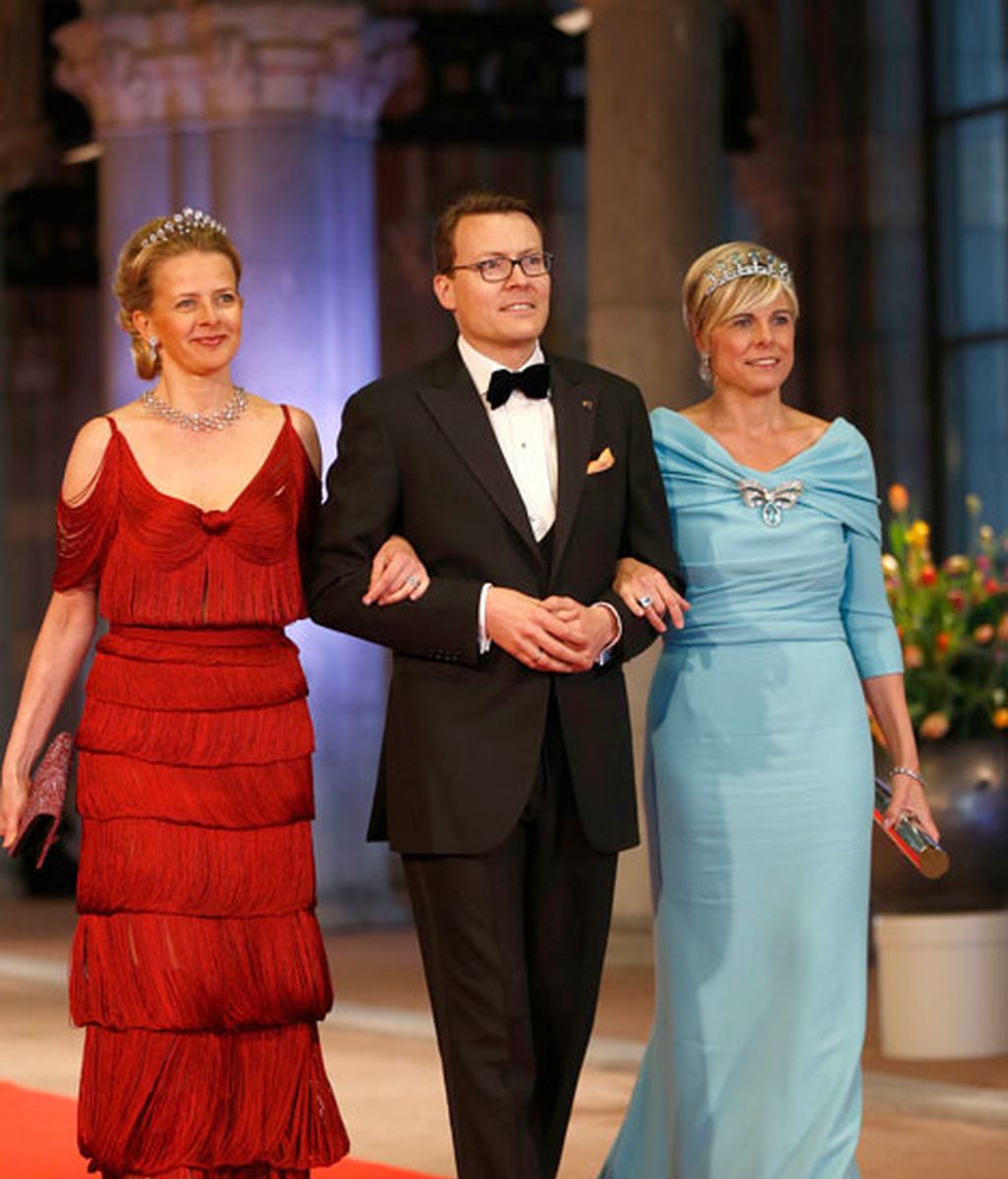 Mabel y Constantino de Holanda junto a la princesa Laurentien, de azul