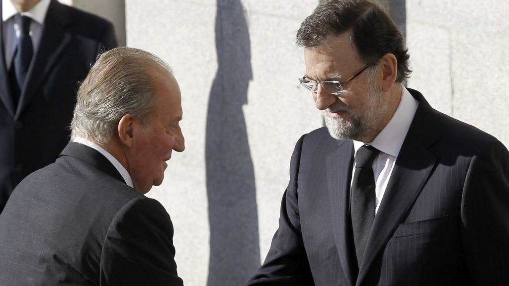 Rajoy recibe al rey en la Almudena