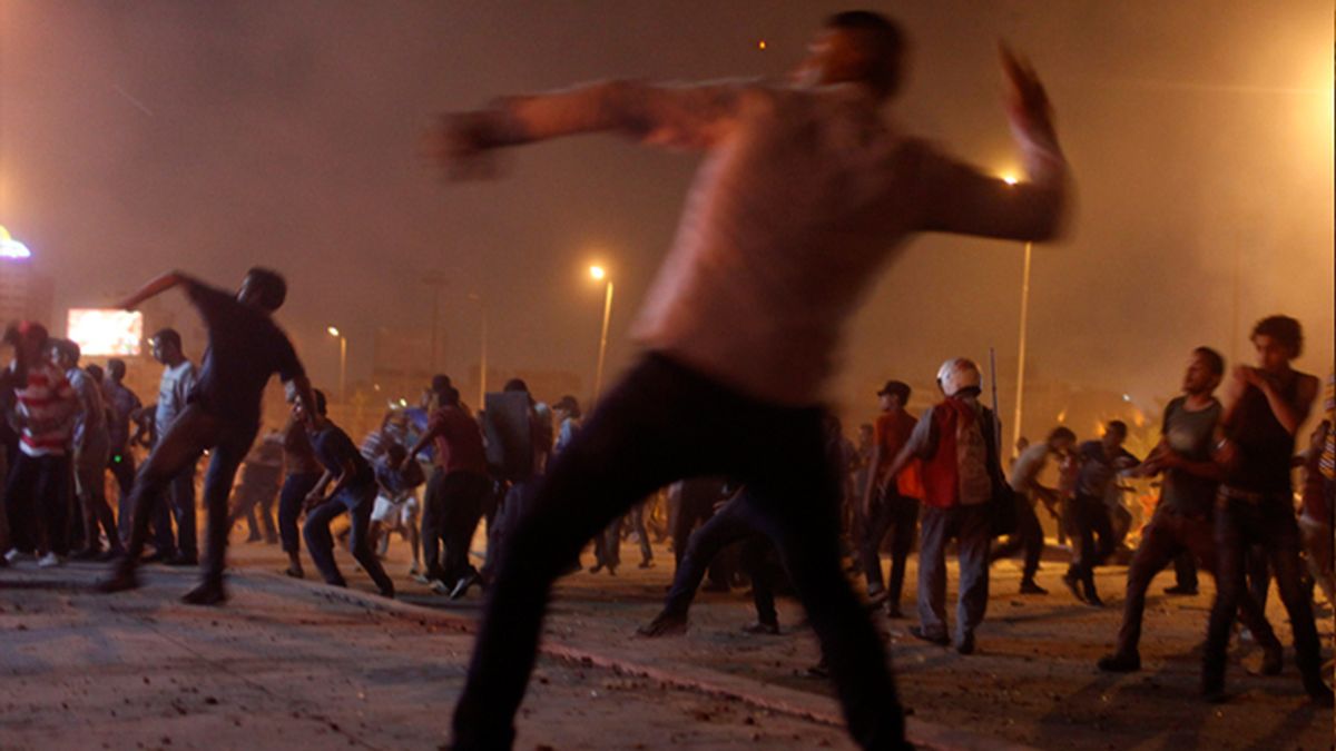 Manifestantes anti-Morsi lanzan piedras contra los seguidores del expresidente derrocado