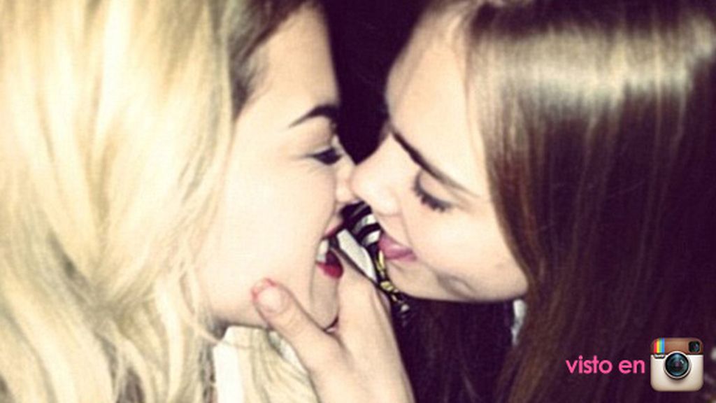 Las Delevingne se comen a besos a Sienna Miller y a sus otras amigas