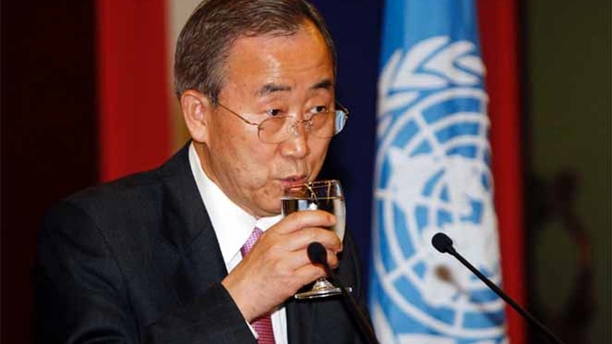 El secretario general de la ONU Ban Ki Moon, bebe agua durante una conferencia de prensa en el aeropuerto internacional de Suvarnabhumi, después de regresar de su visita oficial a Myanmar, en Bangkok.