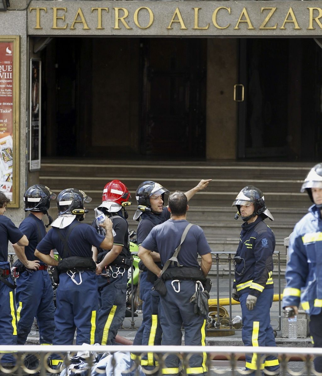Los bomberos a las puertas del Teatro Alcázar de Madrid