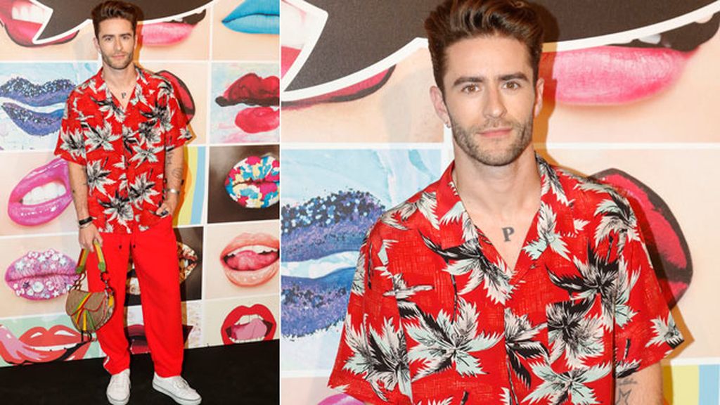 Pelayo Díaz optó por el tropicalismo en rojo con pantalón tendencia 'atheleisure'