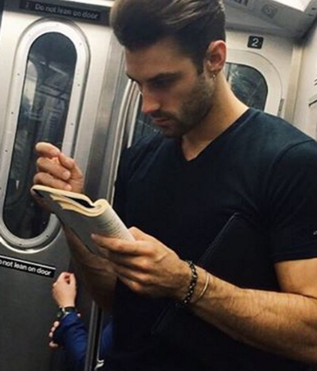 La moda de los 'Hot Dudes Reading' que arrasa en las redes