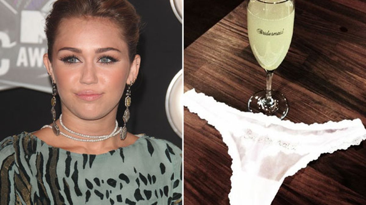 Miley Cyrus ha enseñado el tanga que lucirá en la boda de una de sus mejores amigas en Twitter. Foto: Twitter.