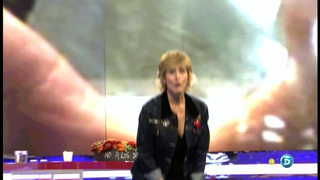 La presentadora desaloja el plató para quedarse sola con el 'pelocho'