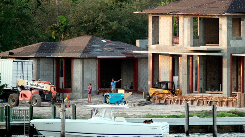 Enrique Iglesias y Anna Kournikova ejercen de capataces de su nuevo hogar de Miami