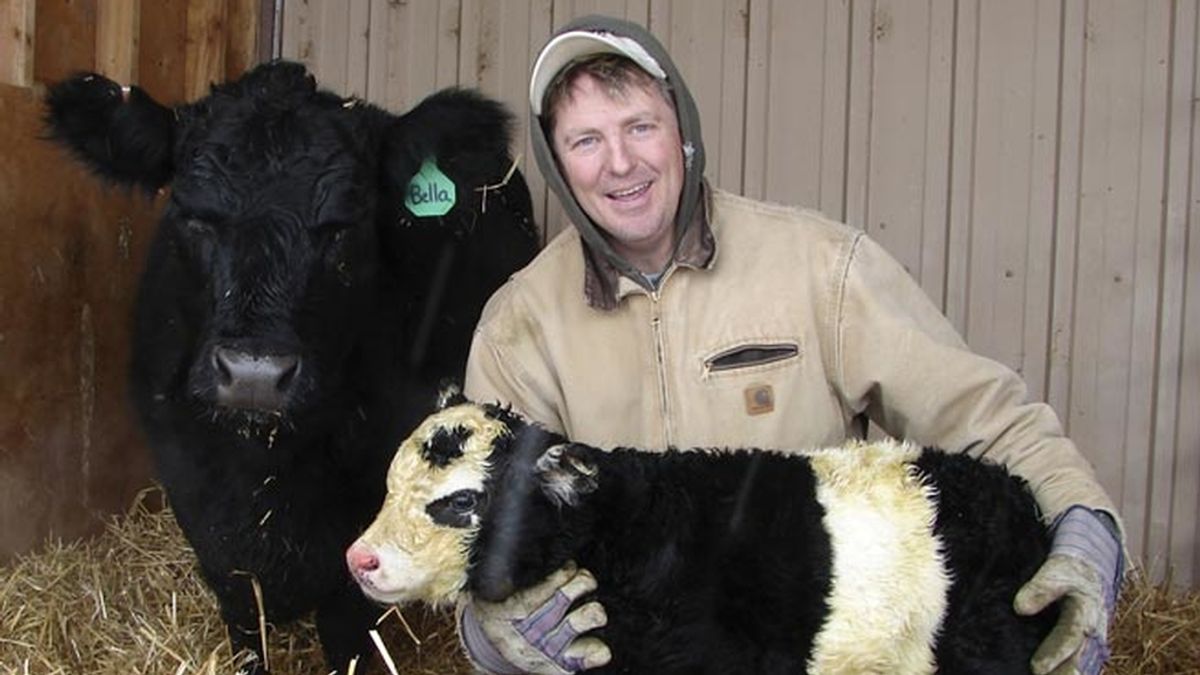 El granjero Chris Jessen posa con su pequeño Ben FOTO:GTRES