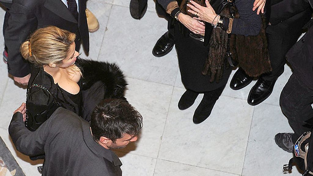 Shakira luce escote en su primera aparición