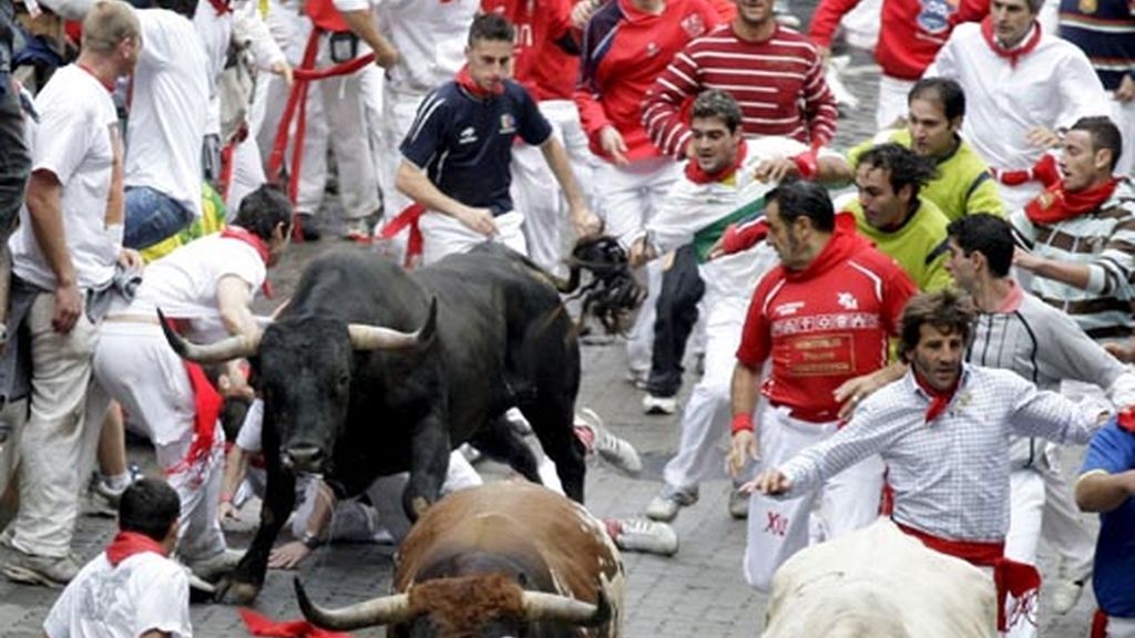 Varios mozos en apuros ante los astados de la ganadería de Eduardo Miura