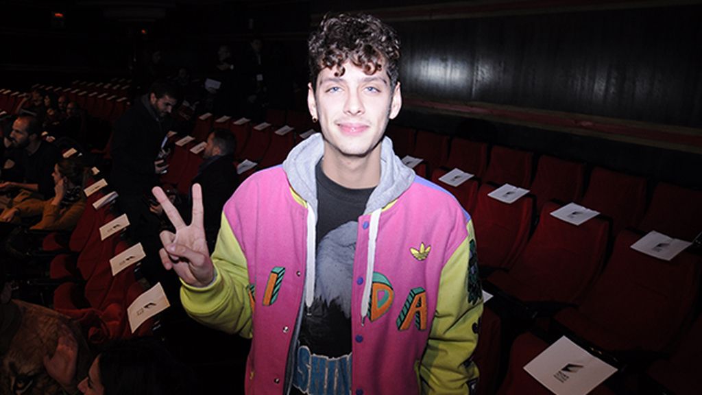 Eduardo Casanova nos dio mucha envidia con su genial cazadora de Jeremy Scott para Adidas