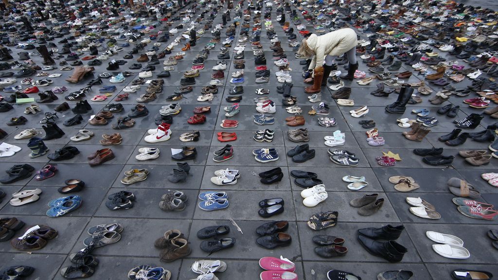 Miles de zapatos en la marcha simbólica por el clima en París