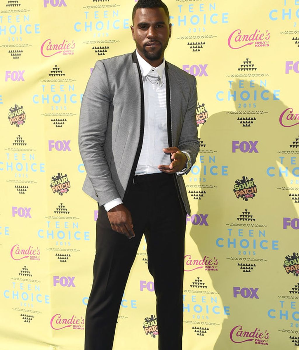 Jason Derulo, con americana gris y negra